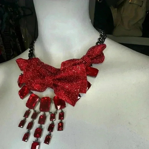 Betsy Johnson Christmas Holiday sparkly red pave crystals bows necklace. - Picture 4 of 10